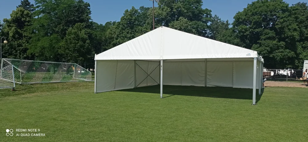 Pronájem stanu 10x10 m na sportovišti – pohled zepředu