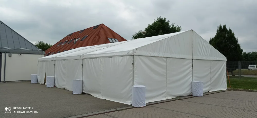 Párty stan 10x15 m u rodinného domu – boční pohled na konstrukci
