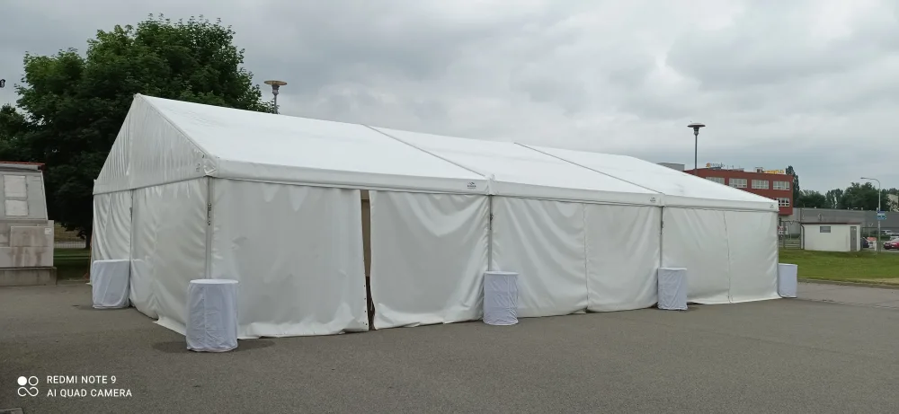 Party stan 10x15 m s bílým vchodem – reálná fotografie z akce