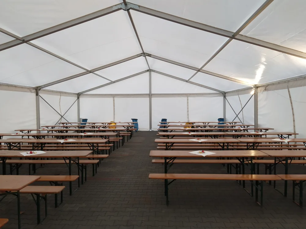 Interiér párty stanu 10x25 m s řadami pivních setů