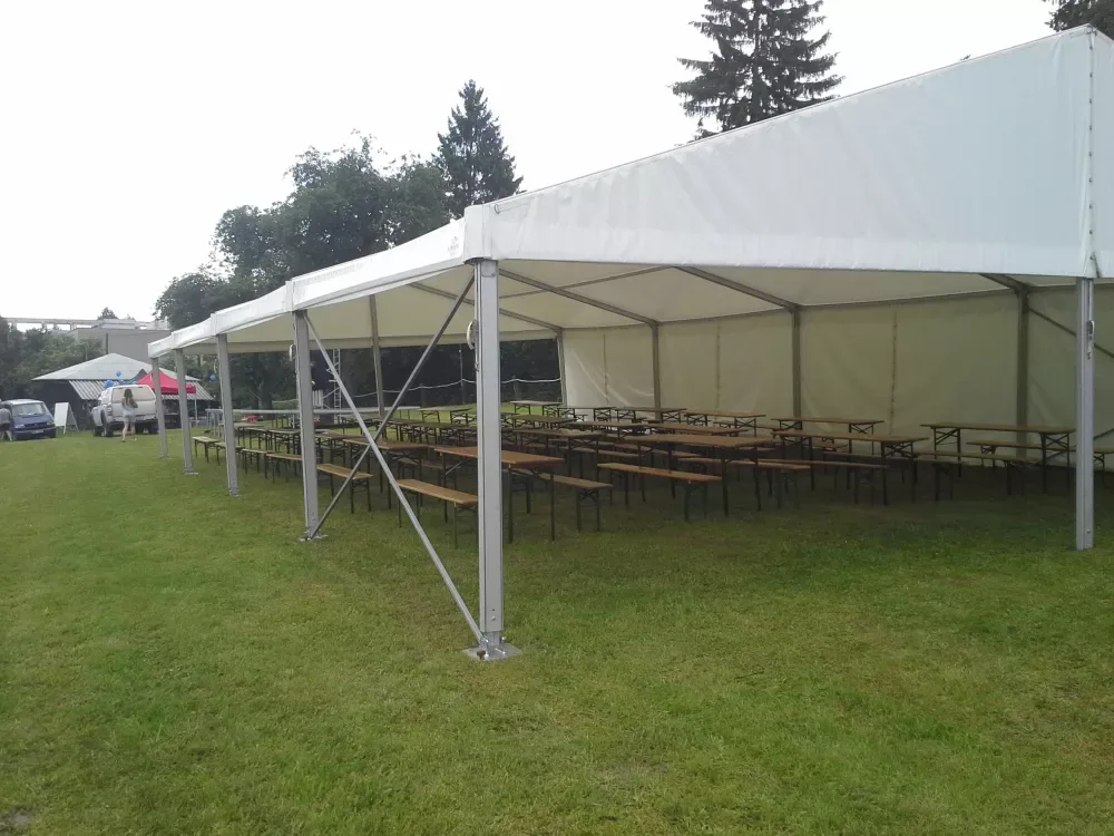 Párty stan 10x25 m s pivními sety – venkovní boční pohled