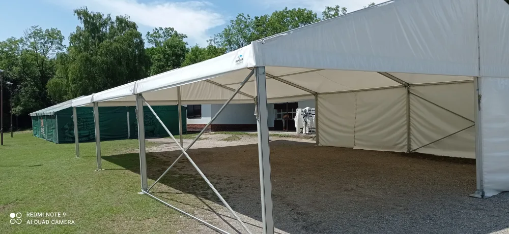 Párty stan 10x25 m s otevřenými bočními stěnami – reálná fotografie