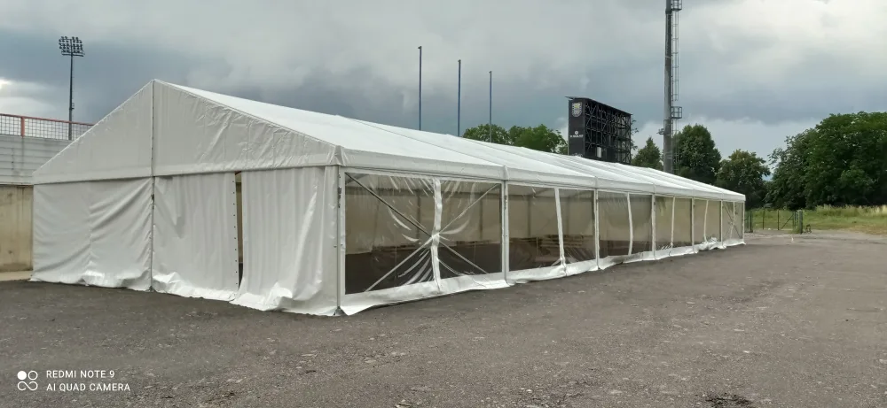 Párty stan 10x30 m s transparentními okny – boční pohled u stadionu