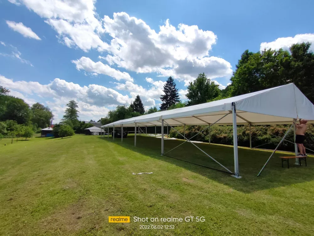 Párty stan 10x35 m při instalaci na travnaté ploše