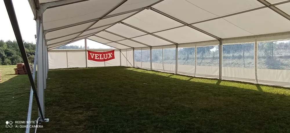 Interiér párty stanu 10x35 m s firemní reklamní výzdobou