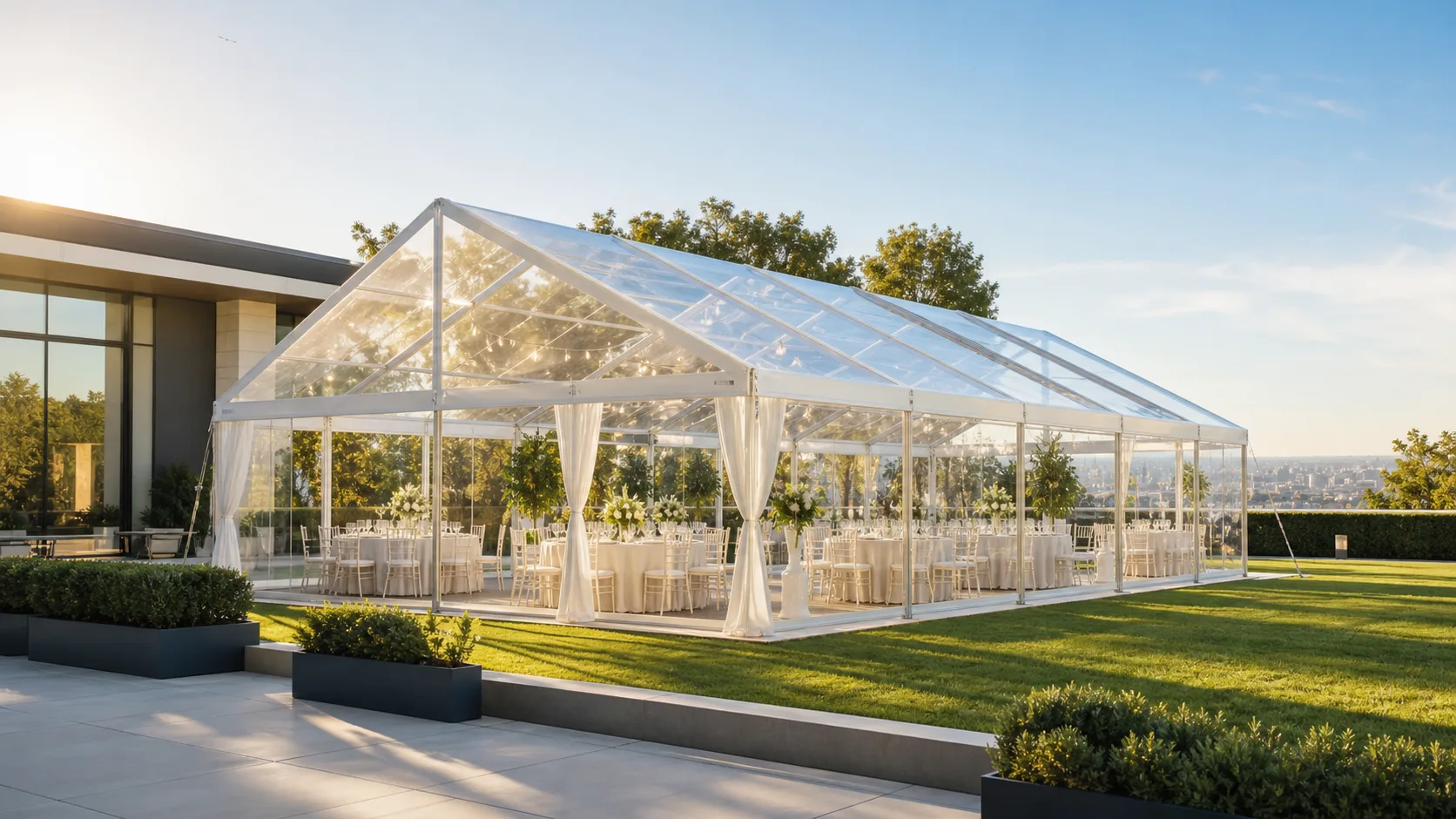 Transparentní párty stan 10x35 m na terase s výhledem na město