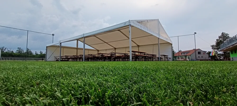 Párty stan 10x40 m s pivními sety na sportovním hřišti
