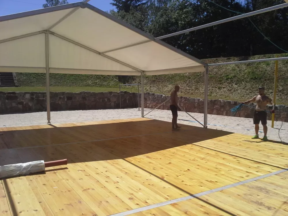 Instalace dřevěné podlahy pod párty stanem 10x45 m