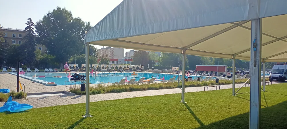 Párty stan 10x45 m u venkovního bazénu