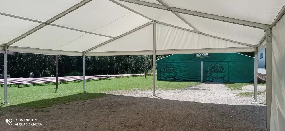 Interiér párty stanu 10x50 m s firemní boční stěnou Radegast