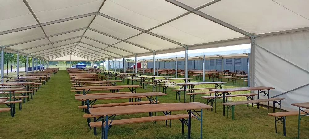 Interiér párty stanu 10x50 m s řadami pivních setů