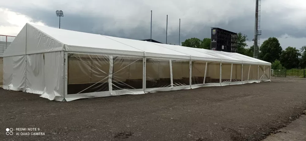 Párty stan 10x50 m s transparentními okny u sportovního stadionu