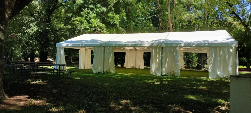 Párty stan 10x50 m obklopený zelení