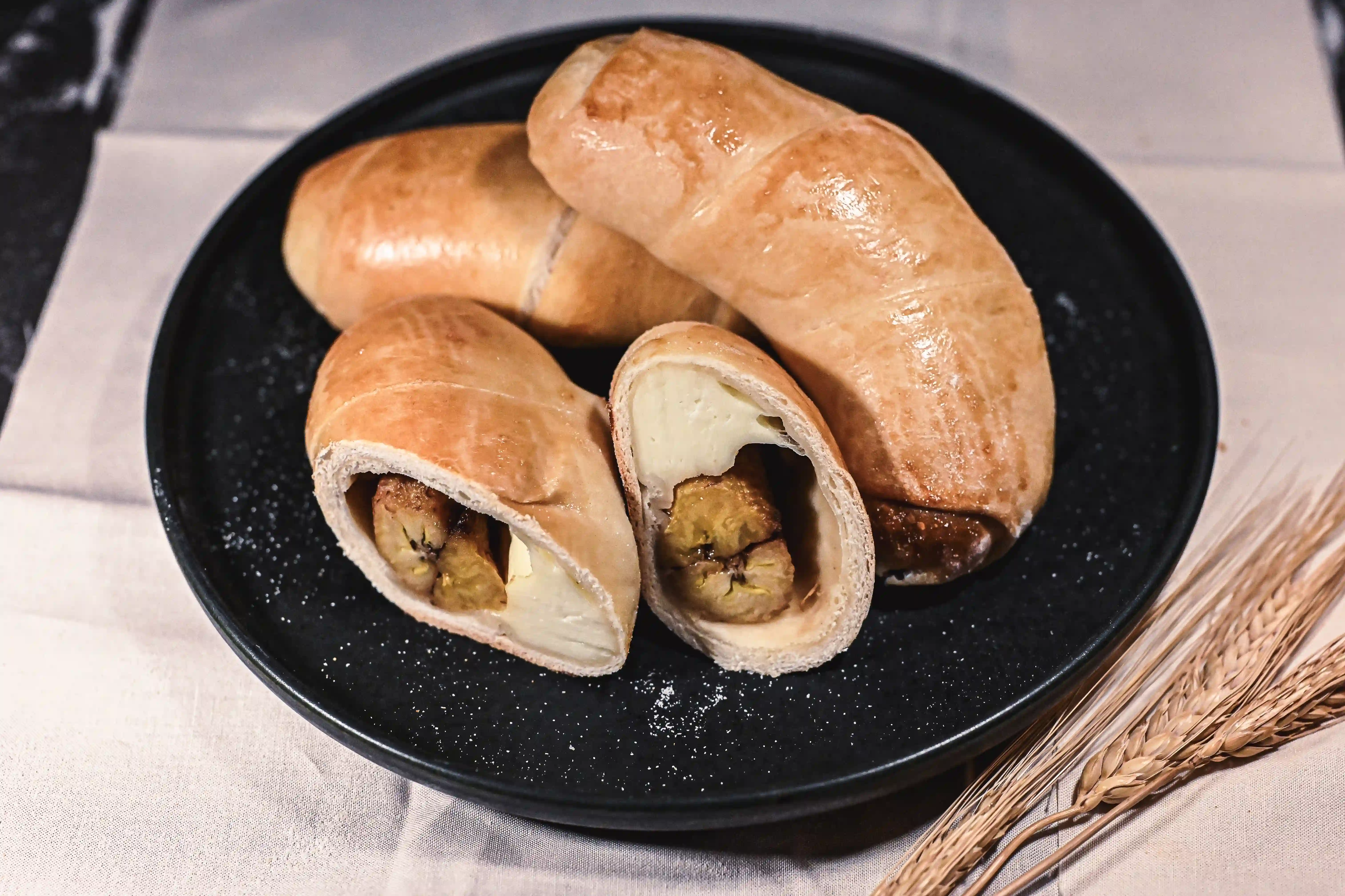 Cachito relleno de queso y platano maduro