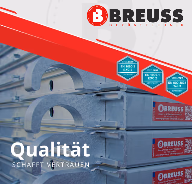 Stahlgerüstkomponenten gestapelt mit Breuss Gerüsttechnik Logo und Qualität schafft Vertrauen Slogan.