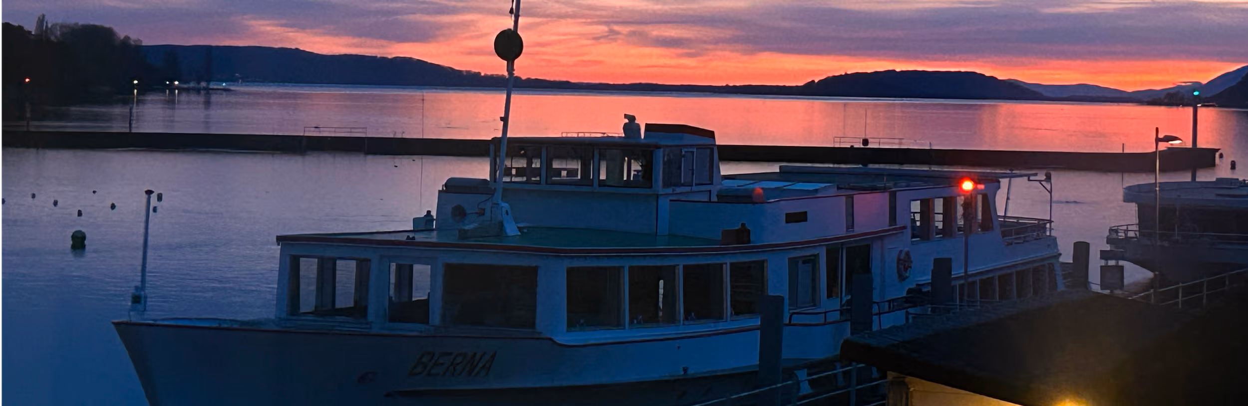 Blauer Motorboot der Fédération Suisse Motonautique FSM Schweizerischer Motorbootverband bei Sonnenuntergang