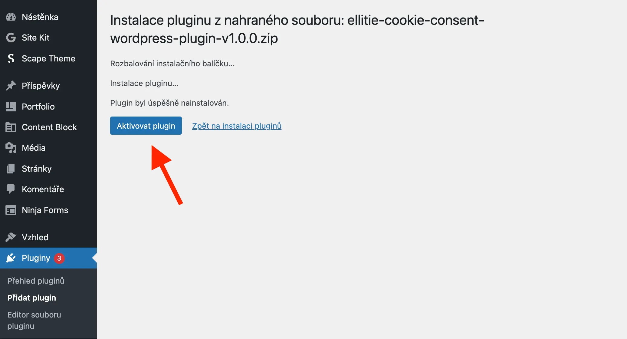 WordPress administrační panel se zprávou o úspěšné instalaci pluginu ellitie-cookie-consent-wordpress-plugin-v1.0.0.zip a tlačítkem Aktivovat plugin s červenou šipkou ukazující na něj.