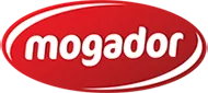Logo značky Mogador na červeném pozadí.