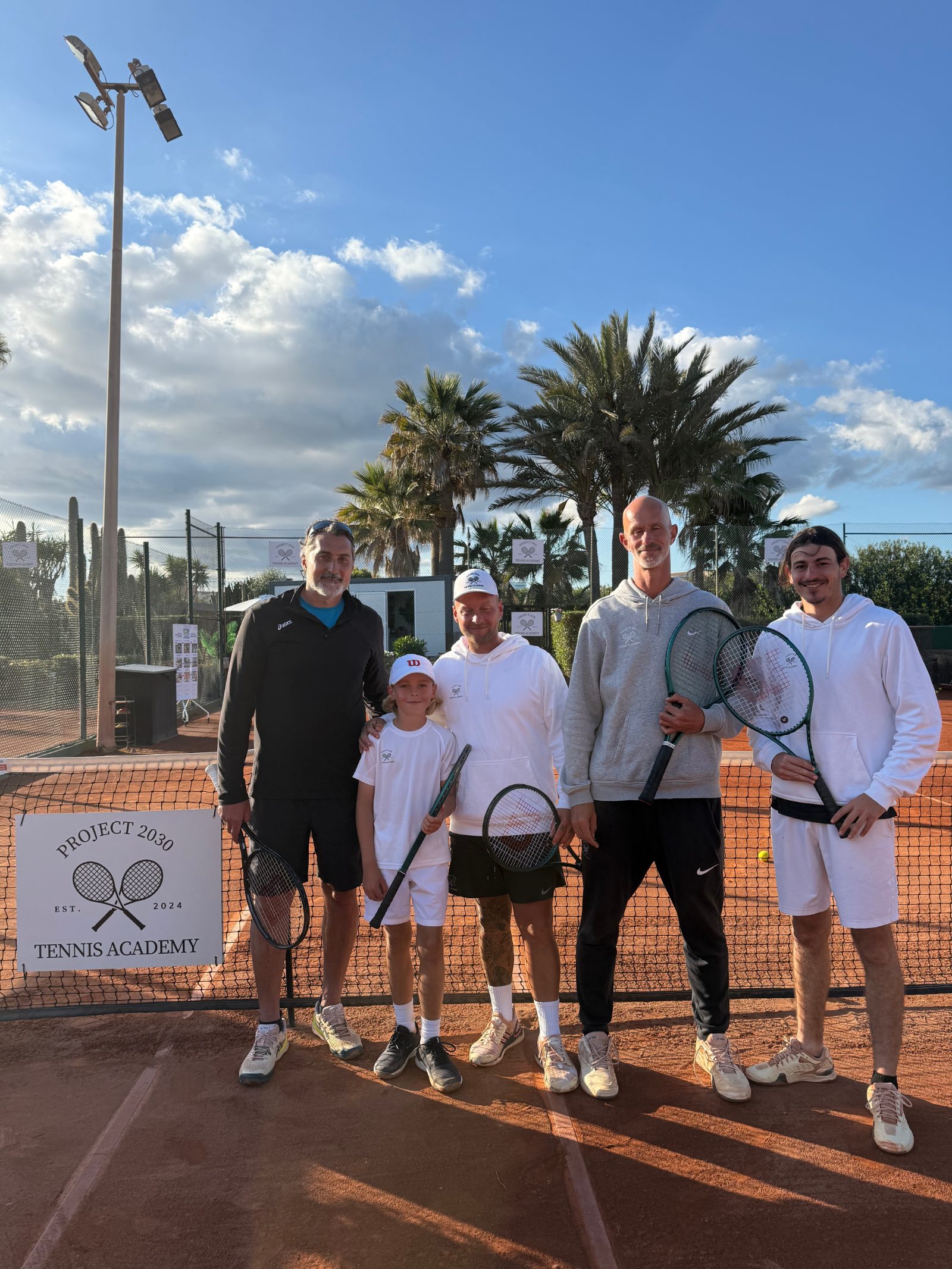 Trainingsgruppe mit Trainer auf dem Platz