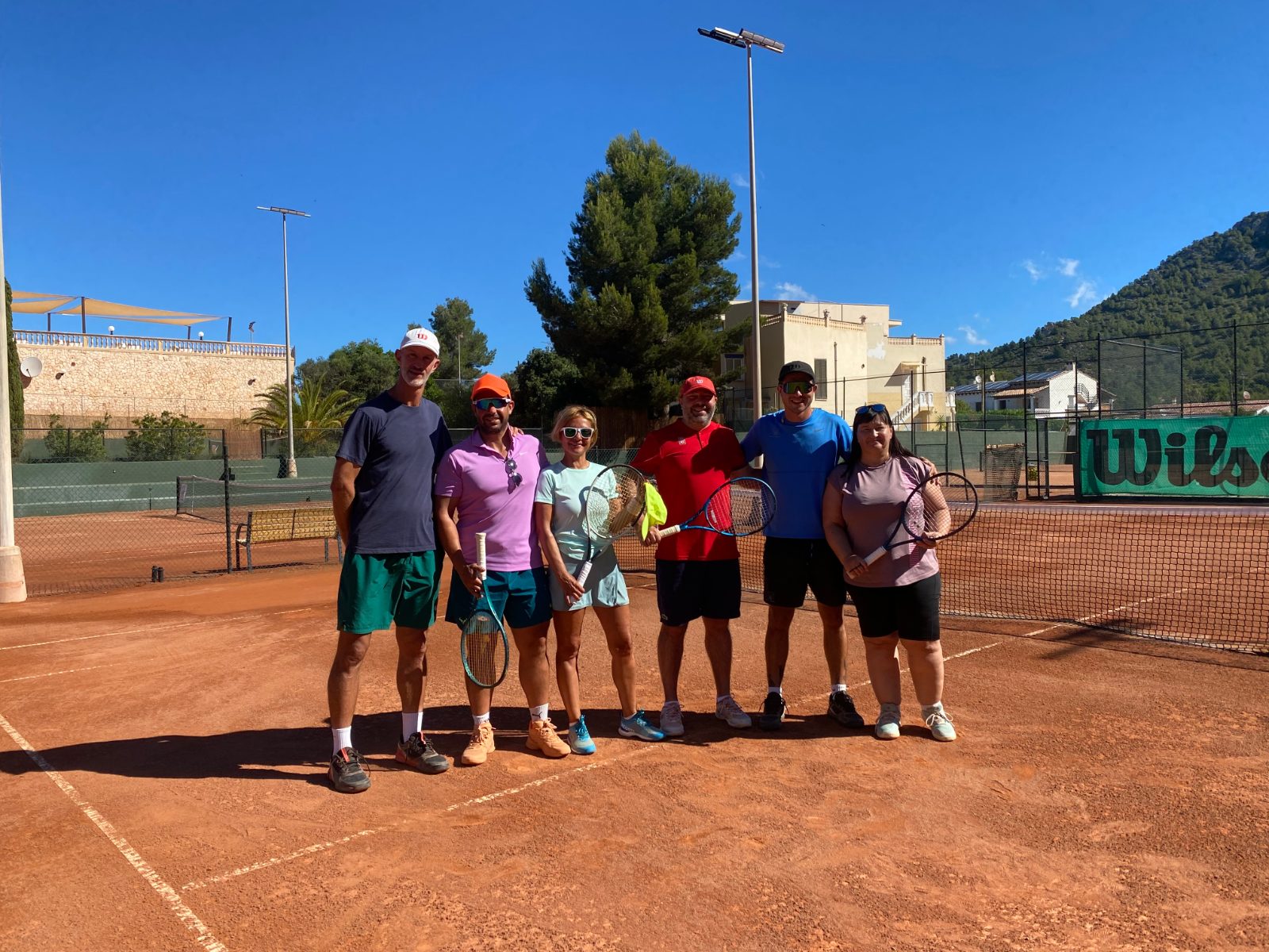 Gruppe auf dem Sandplatz Mallorca