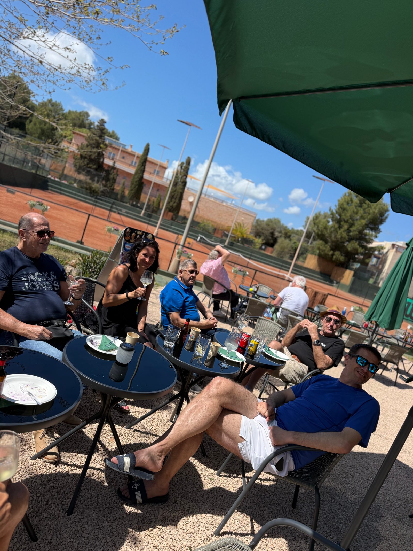 Gemeinsame Pause am Tennisplatz