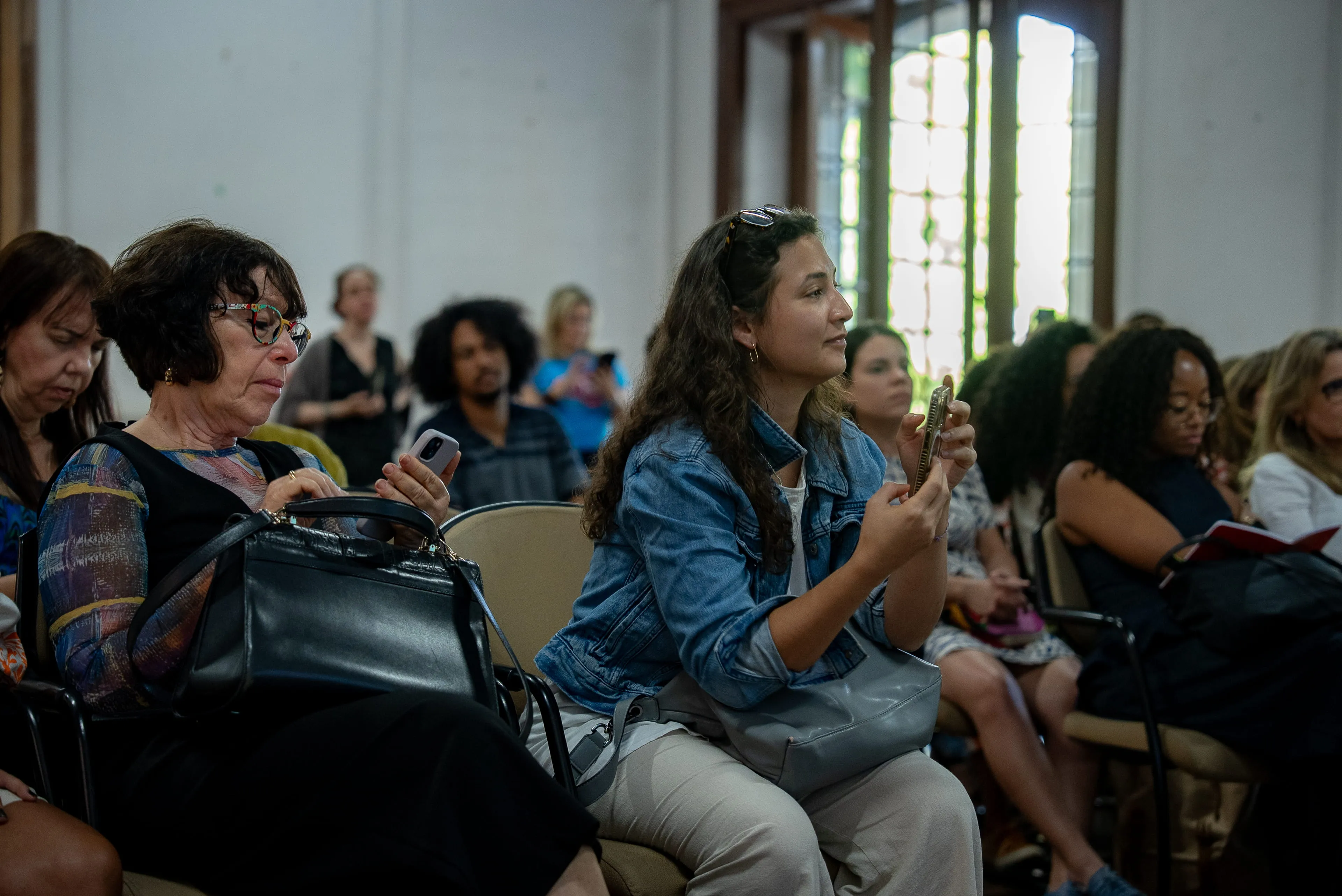 Audience member applauding during the post-screening discussion at the Rio Coded Bias event