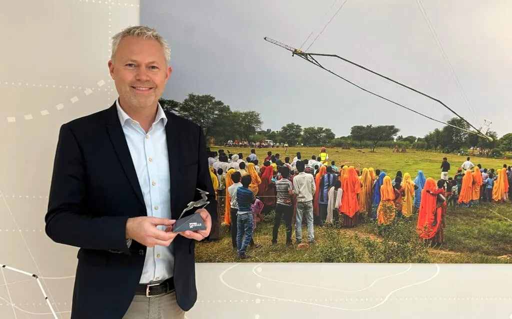 SkyTEM representative holding the Børsen Gazelle 2024 award