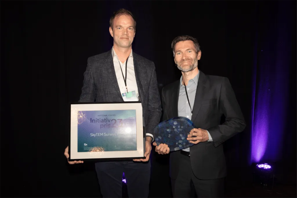 Kristoffer Skovgaard Mohr receiving DI's Initiative Award from Kim Haggren