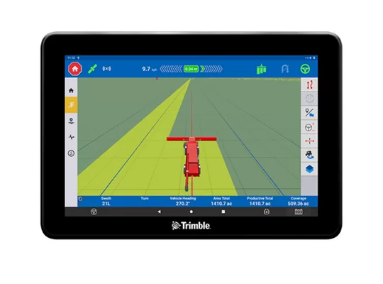 Табло на Trimble GFX-1260 показва земеделска машина, която обработва поле, със статистика за площ и пробег.