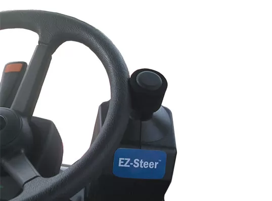 Управление за управление Trimble EZ-Steer, монтирано до кормилото на превозно средство.