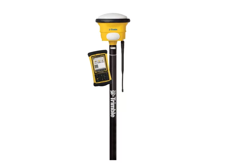 Жълт GPS приемник Trimble с монохромен дисплей, монтиран на черен статив.