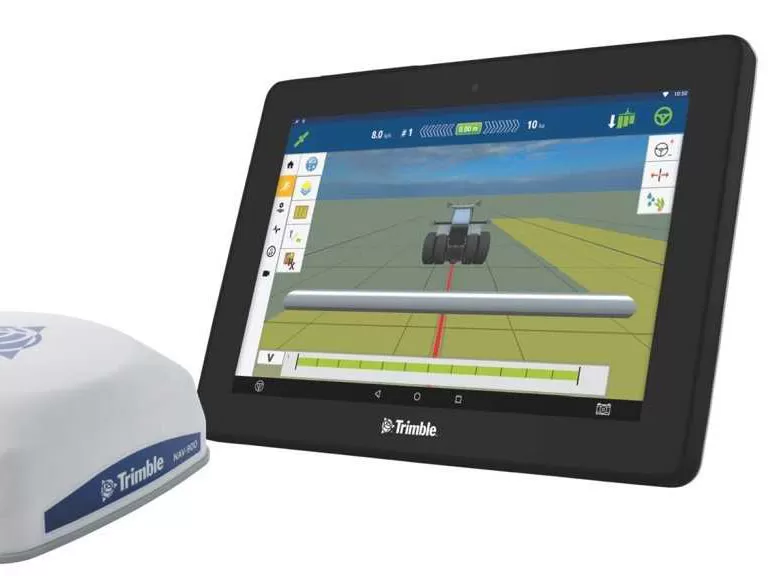 Монитор Trimble с графично изображение на селскостопанска техника и сензорна навигация, показваща траектория на движение.