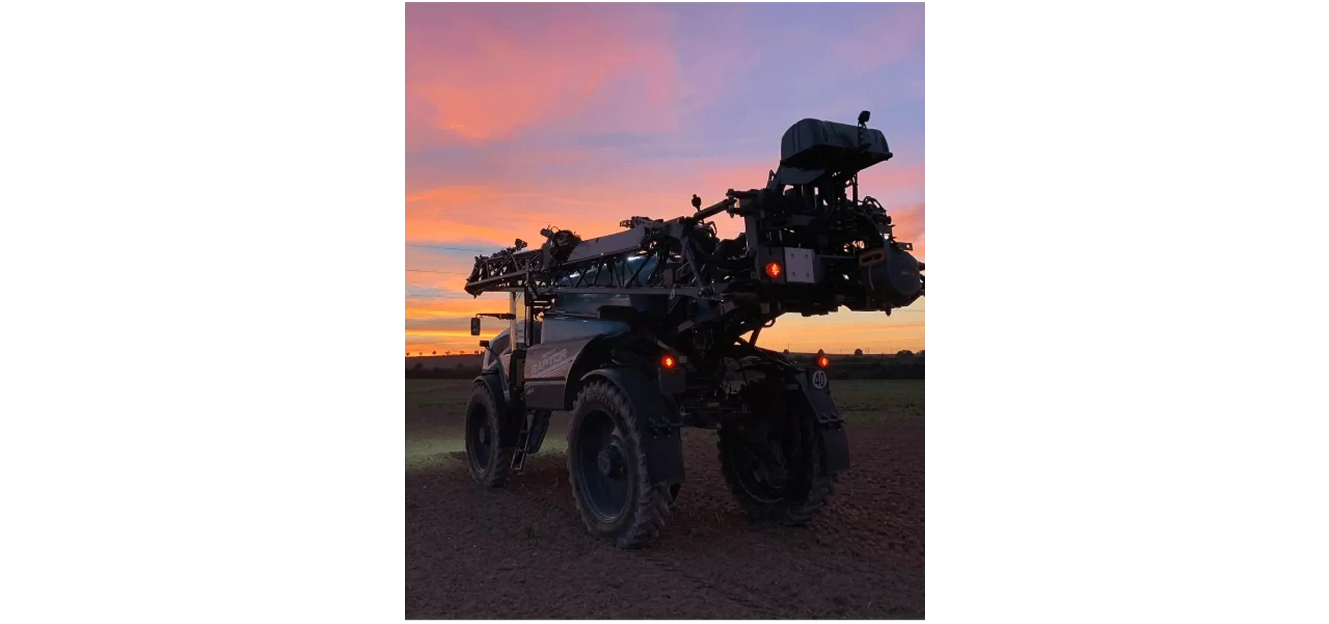 Berthoud Raptor самоходна пърскачка в поле при залез слънце.