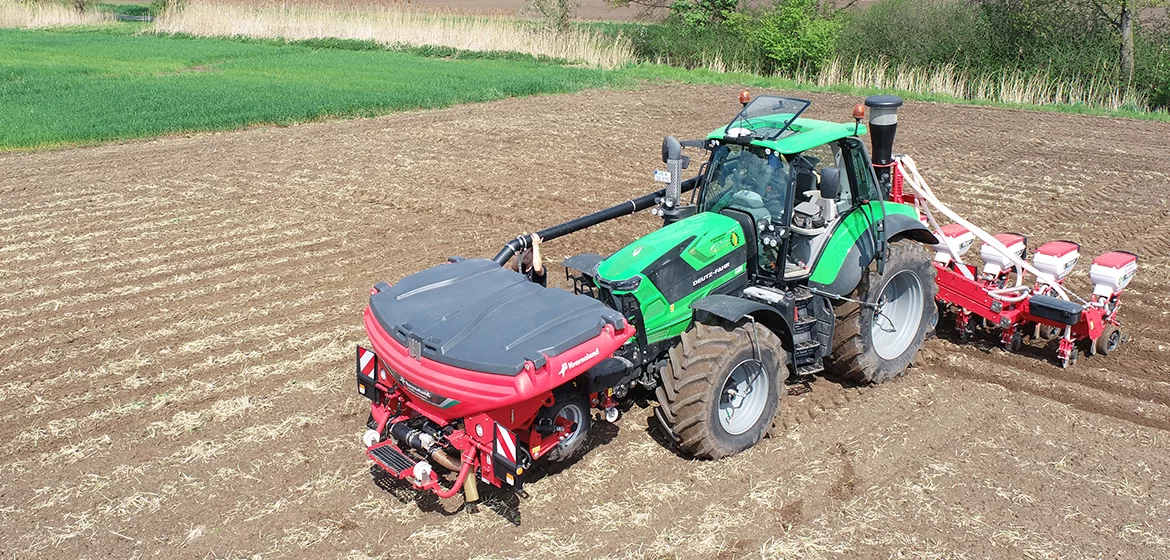 Kverneland f-drill front hopper