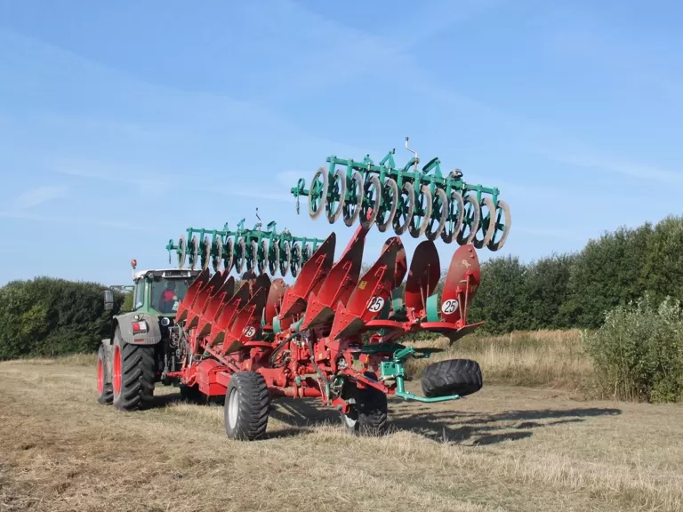 Kverneland многокорпусна обратима плуг с трактор Fendt в поле.