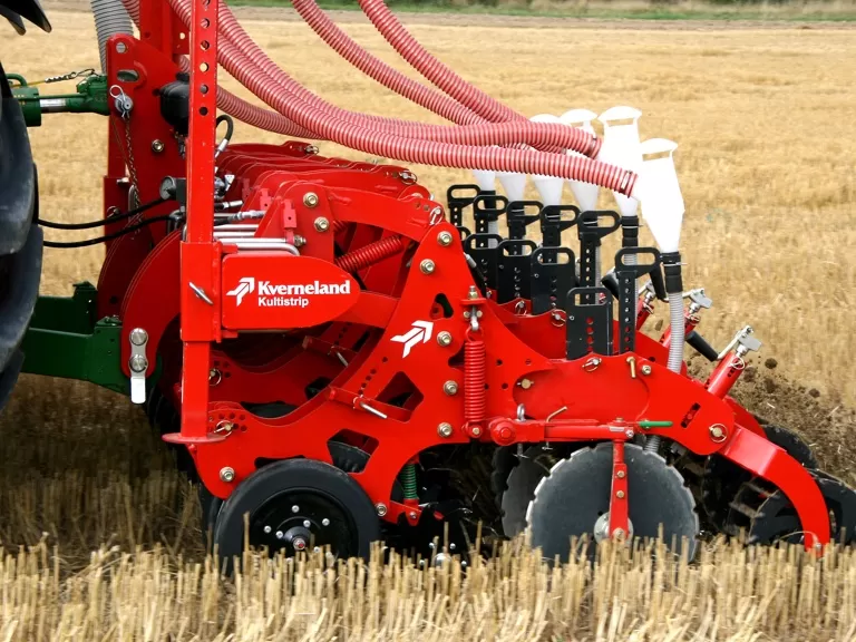 Kverneland Kultistrip агрегат за ленточна обработка на почвата в работа в стърнище.