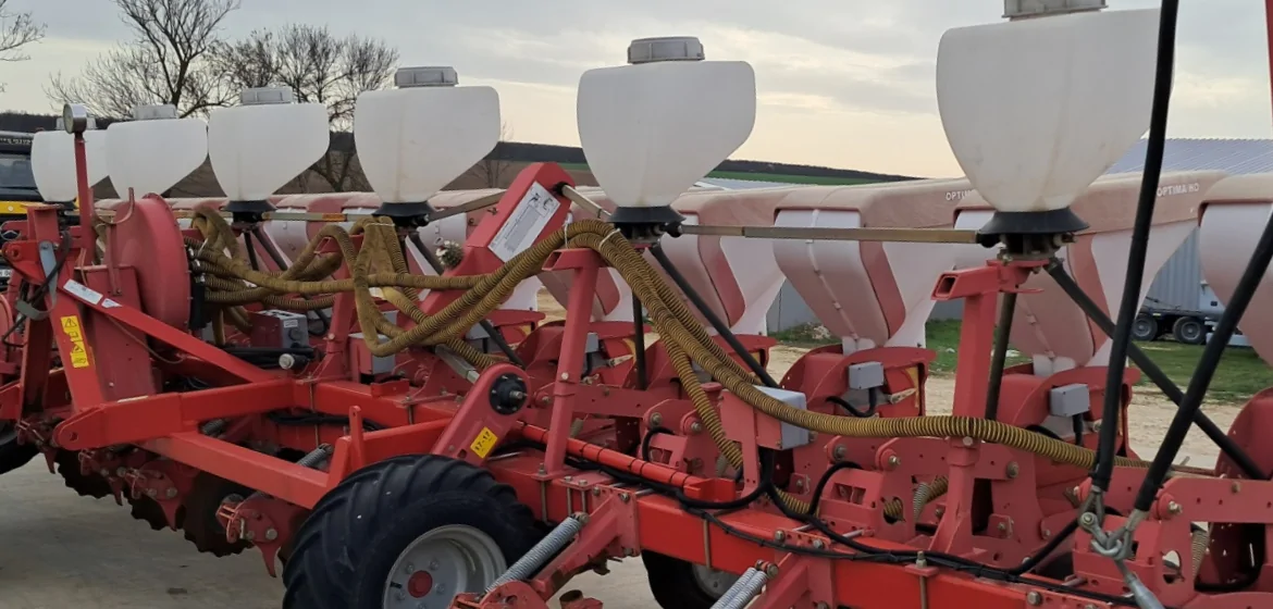 12- редова сеялка за редови култури KVERNELAND Optima rigid HD e-drive