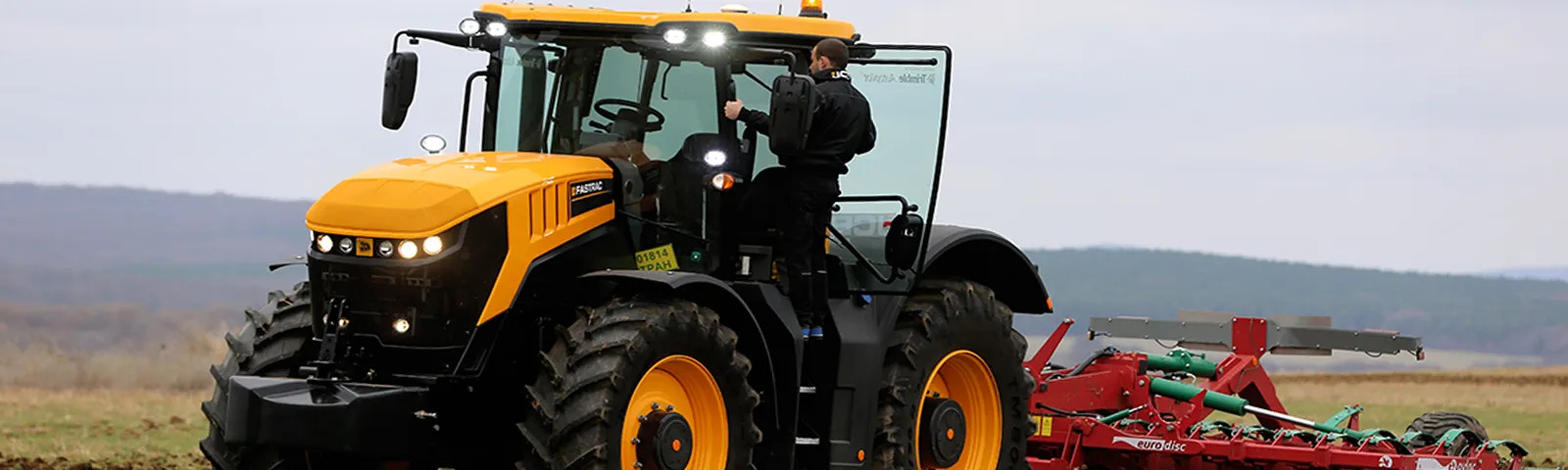 Представители на Trimble и JCB, демонстриращи технология за автоматизация на машини в България