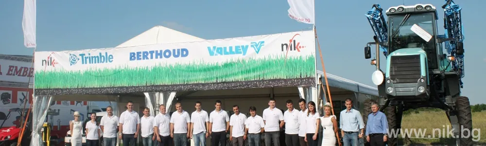 Изложбена шатра на НИК на BATA AGRO 2013 с техника и решения за прецизно земеделие