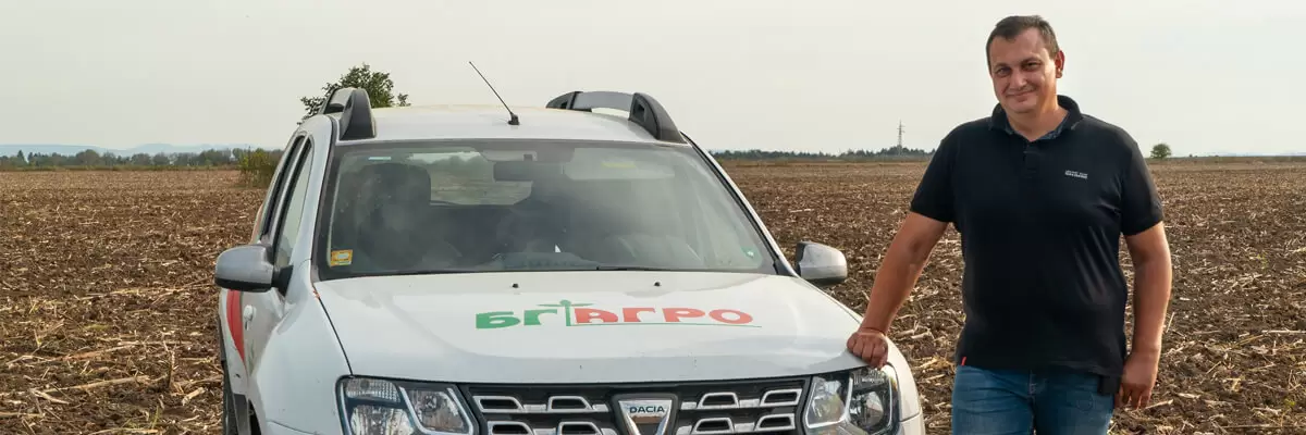 Фермер Дауд Дауд, споделящ опита си с прикачни пръскачки Berthoud Tracker на полето