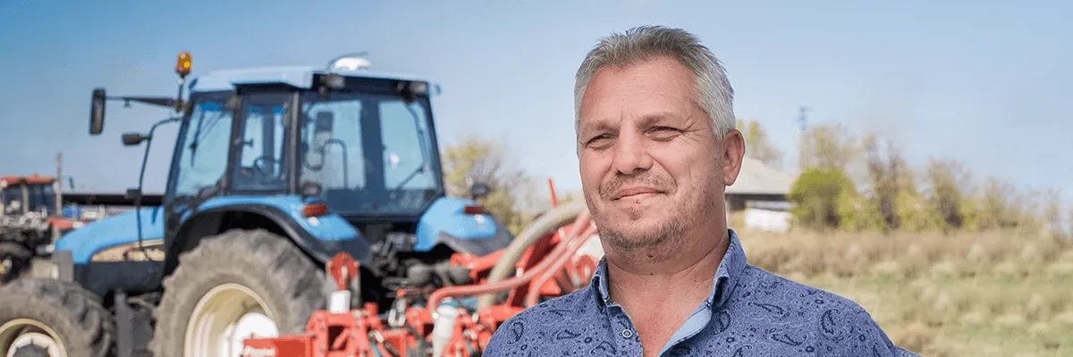 Фермер Георги Георгиев, показващ трактори с Trimble и прецизни технологии на модернизираната си ферма