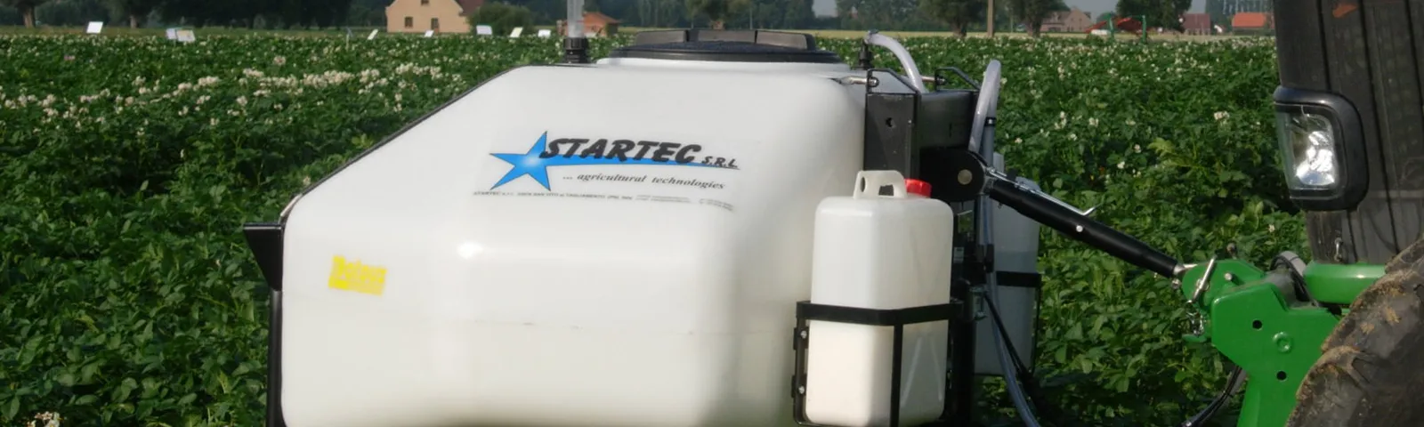 Система Startec за внасяне на течни торове, монтирана на пръскачка за прецизна фертигация