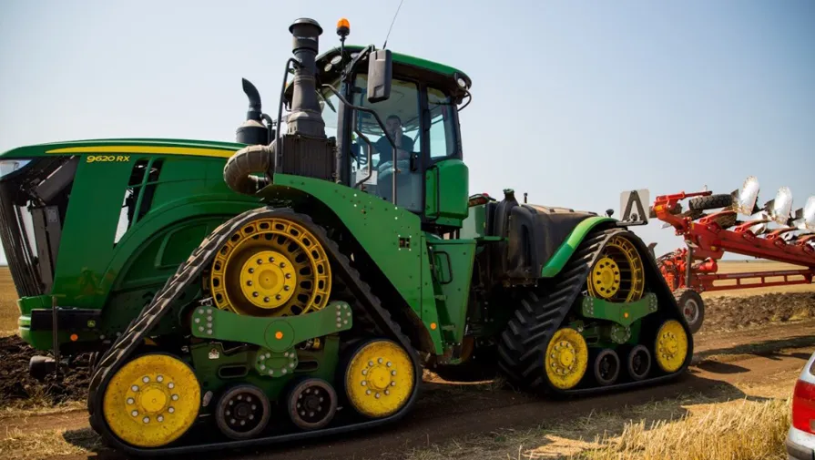 Трактор John Deere с мощност 620 к.с.