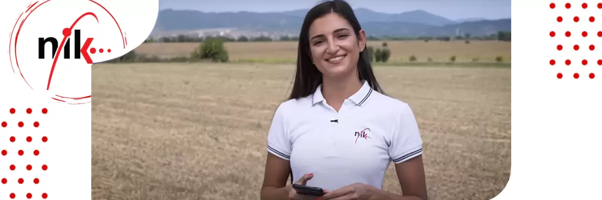Фермер, използващ Trimble GPS навигация за намиране и идентифициране на границите на полски имоти