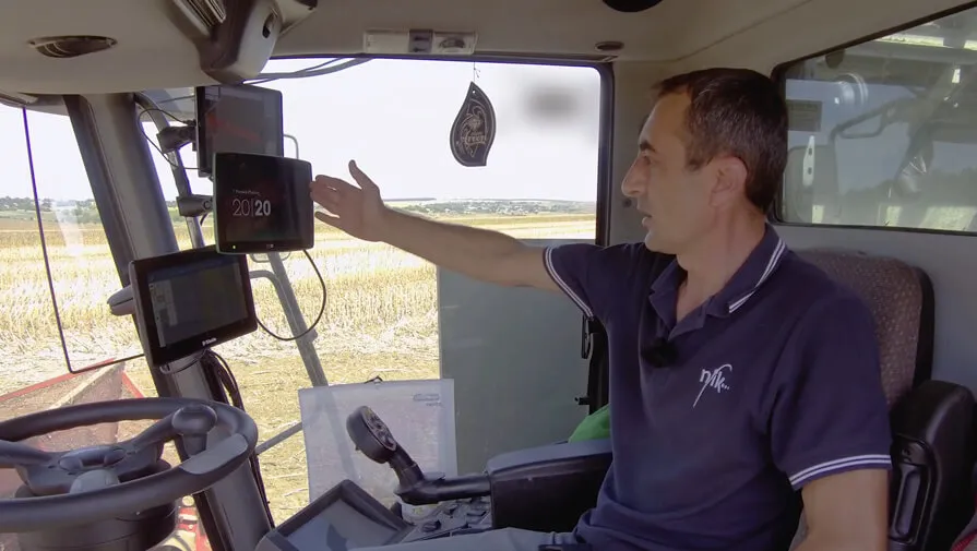 Ползваме автопилота в редовете, дисплей 20|20 на Precision Planting заедно с таблета използваме за картиране на добива