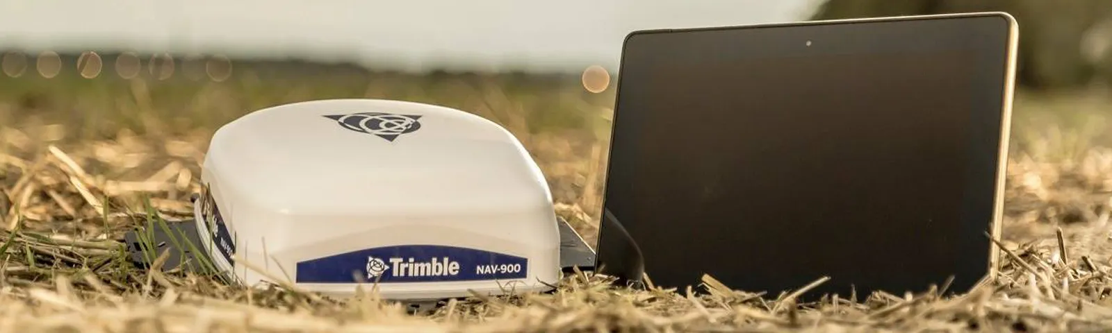 Фермер, управляващ трактор с монтиран дисплей за прецизна навигация Trimble GFX-750