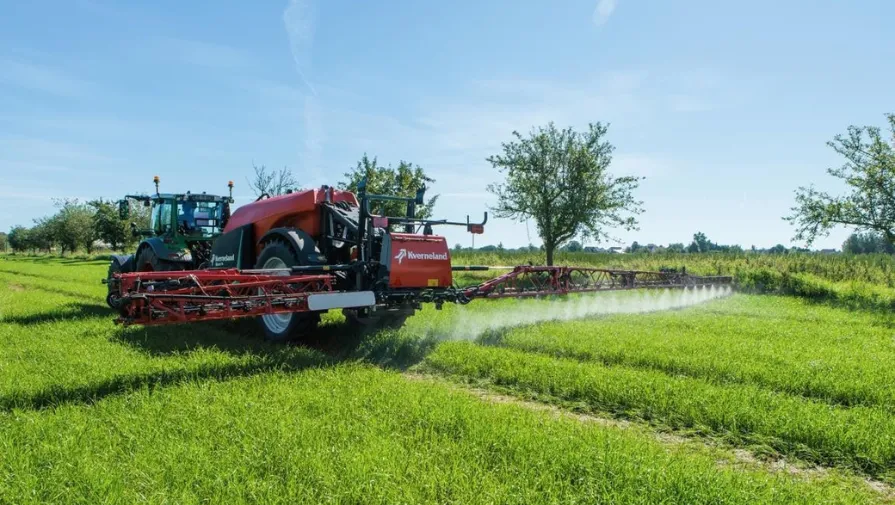 Прикачна пръскачка Kverneland iXtrack T4 с 5300 литра резервоар и HC щанга