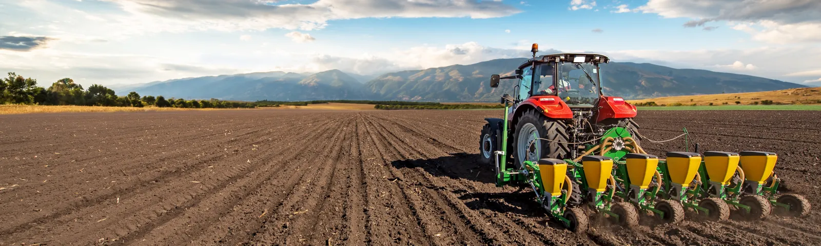 Оборудване Precision Planting, извършващо прецизна сеитба в село Мартен