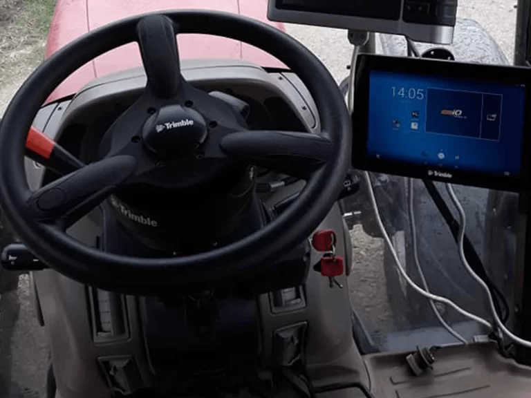 Тракторно кормило с дигитален екран Trimble.