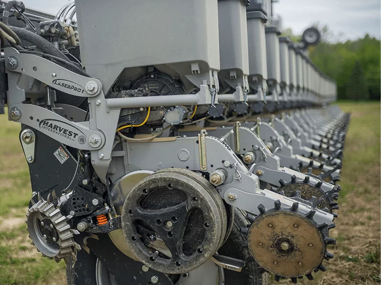 Harvest International HI-12R70 precision seeder